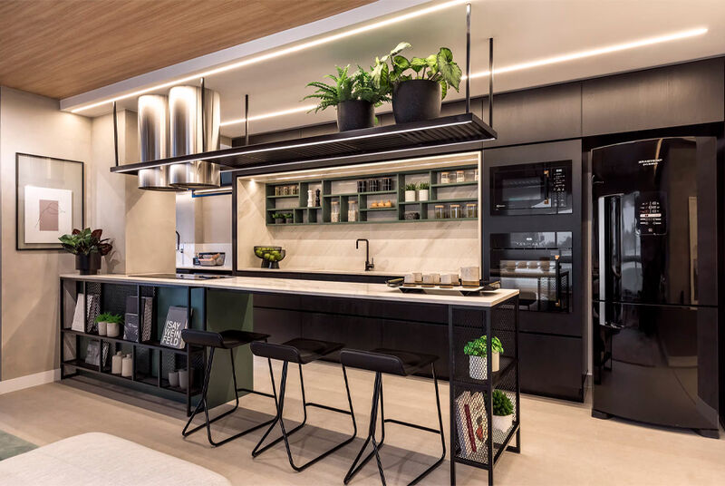 Cozinha moderna com bancada e prateleira suspensa.