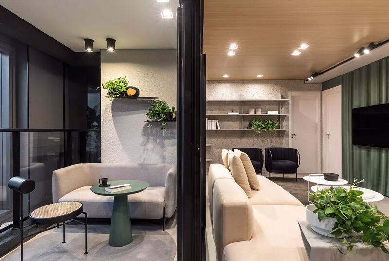 Sala moderna com sofá, plantas e decoração elegante