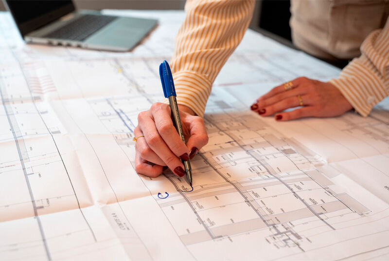 Pessoa desenhando em planta baixa