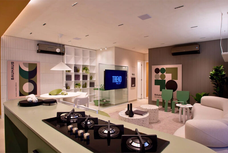 Sala moderna com cozinha integrada e decoração Bauhaus