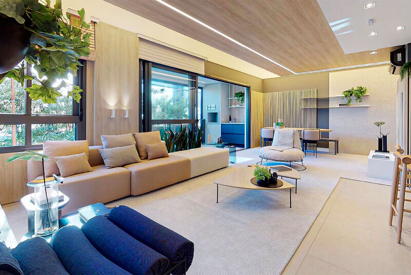 Sala de estar moderna e iluminada com plantas.