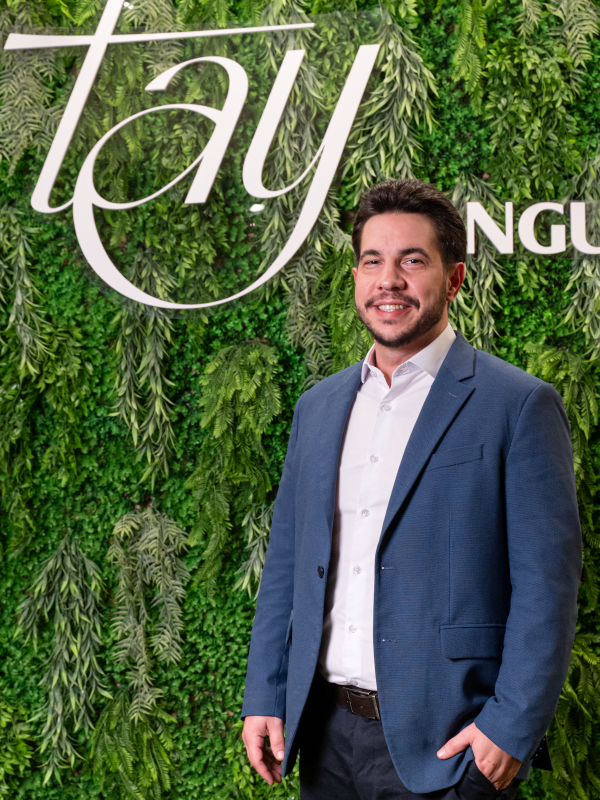 Vinicius Medeiros posando para foto.