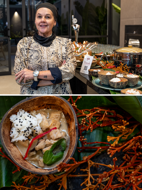 Chef sorridente ao lado de uma mesa posta; destaque para uma receita servida em bowl de coco, com arroz, frango e especiarias.