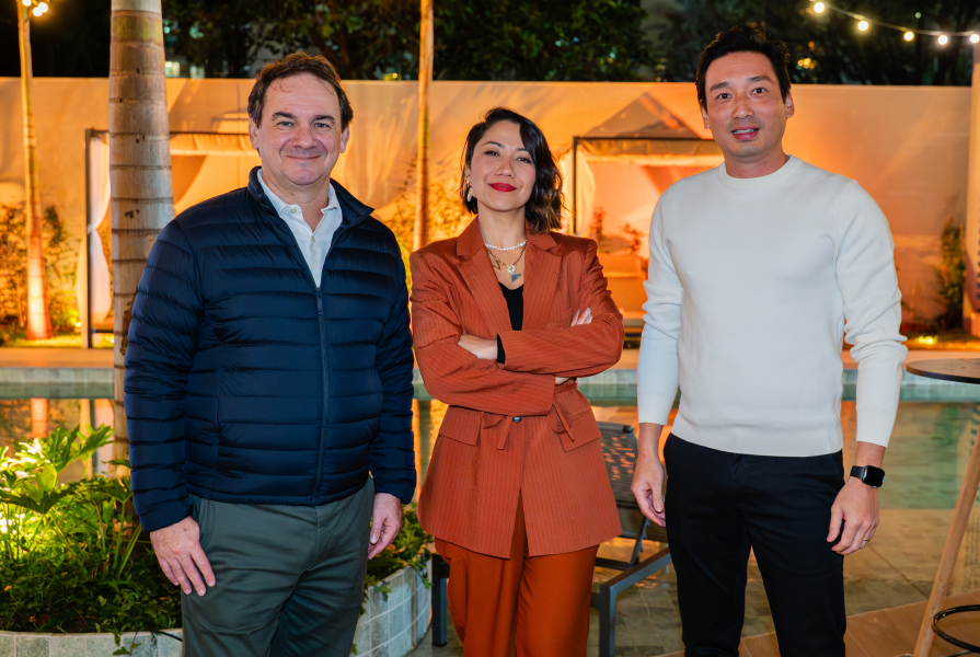 Marcelo Resquetti, diretor Vanguard, Vanessa Yamamoto, gerente de marketing, e Rodolfo Sugeta posando para foto.