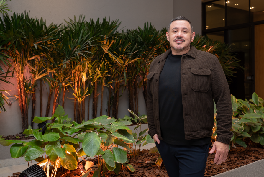 Wagner Silva, cliente Vanguard, posando para foto.