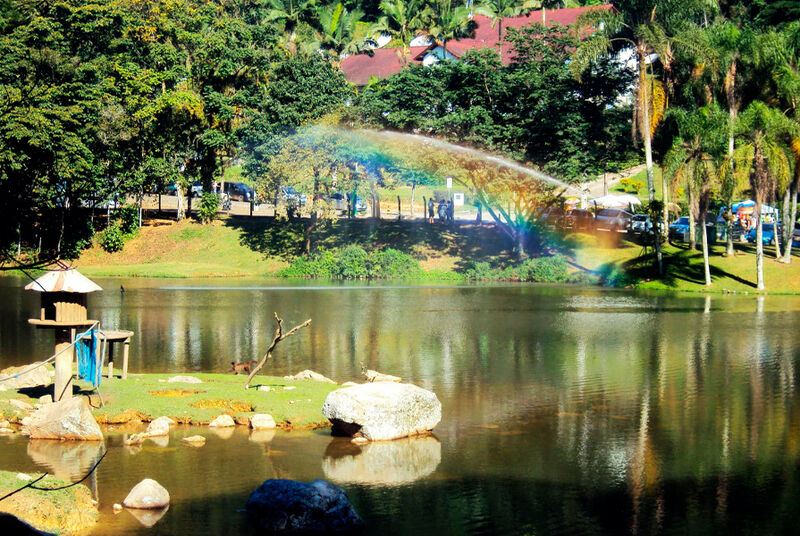 Arco-íris sobre lago em paisagem natural