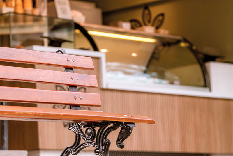 Bancada de madeira em uma cafeteria moderna