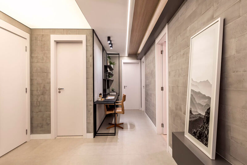 Corredor moderno com mesa de trabalho e iluminação elegante