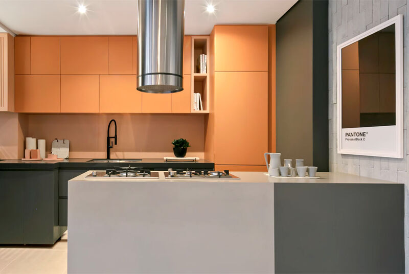 Cozinha moderna com armários em tons laranja e cinza