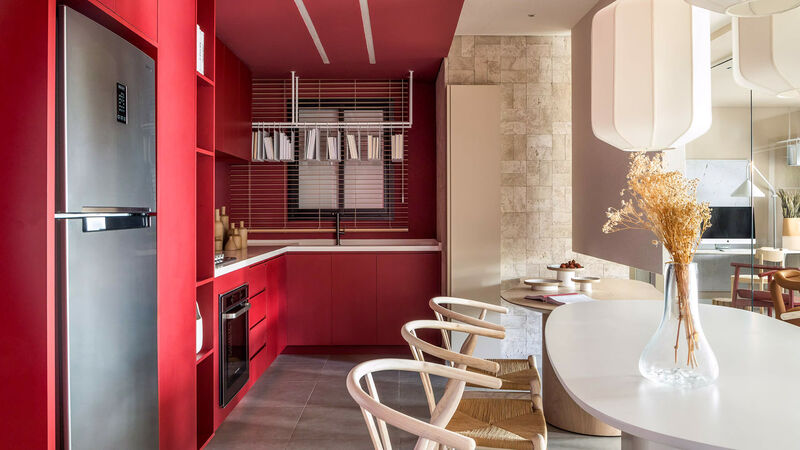 Cozinha moderna com detalhes vermelhos e decoração minimalista