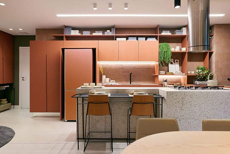 Cozinha moderna com móveis em tons terrosos