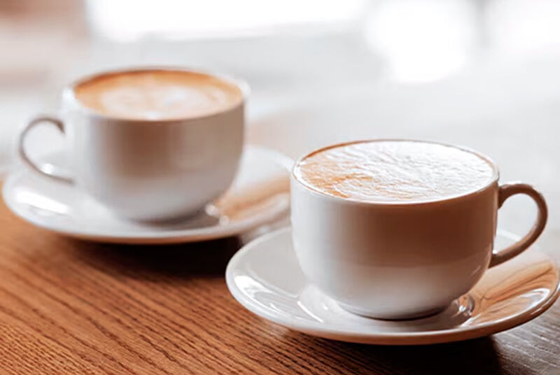 Duas xícaras de café em uma mesa de madeira
