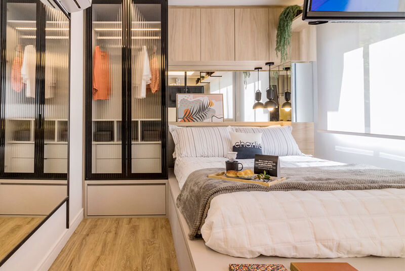 Quarto moderno com cama e armários espelhados