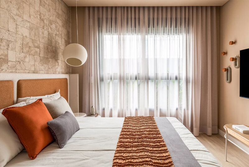 Quarto moderno com cama e cortinas elegantes.