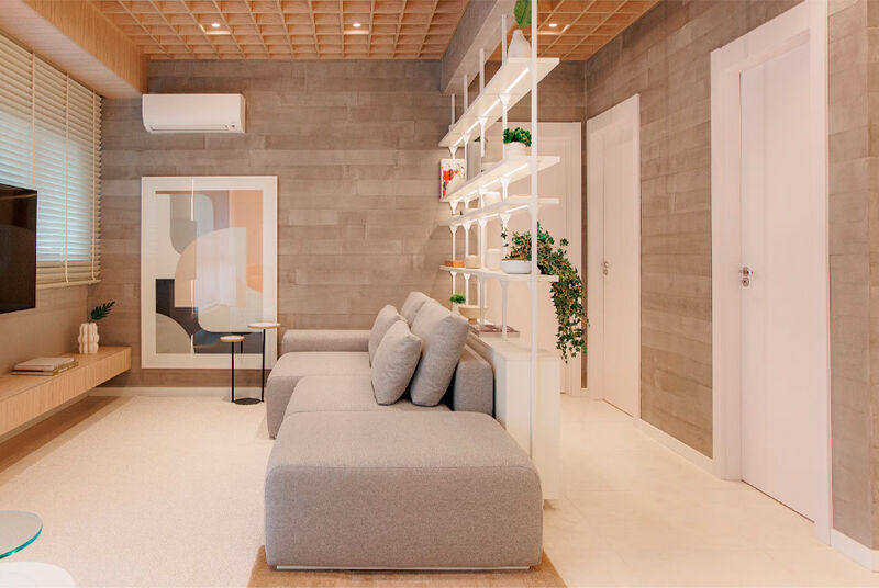 Sala de estar moderna com sofá e prateleira decorativa