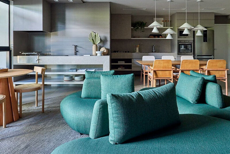 Sala de estar moderna com sofá verde em design contemporâneo
