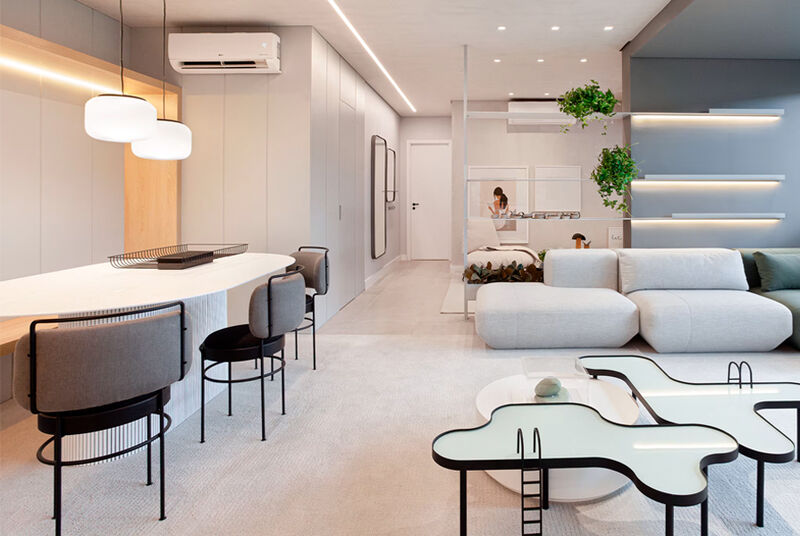 Sala de estar moderna com móveis elegantes e luz natural