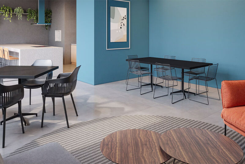 Sala de estar moderna com mesas e cadeiras elegantes