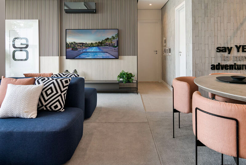 Sala de estar moderna com sofá e televisão