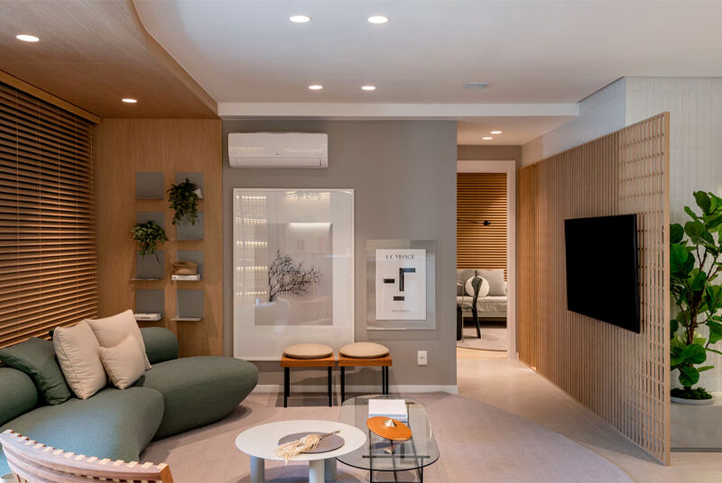 Sala moderna com sofá verde e decoração minimalista
