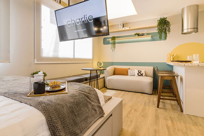 Quarto moderno com televisão e decoração aconchegante