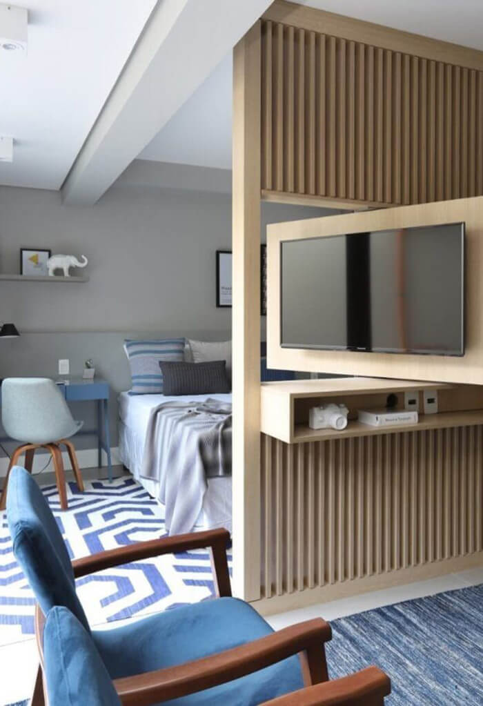 Quarto moderno com TV e decoração minimalista