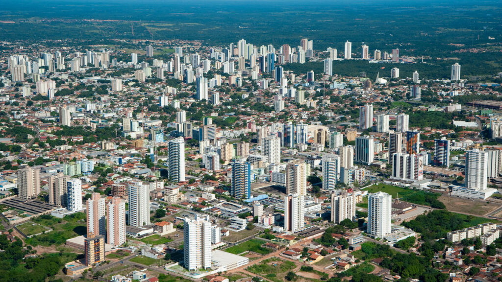 Vista aérea da cidade com arranha-céus e áreas verdes