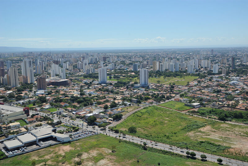 Vista panorâmica da cidade com edifícios e áreas verdes