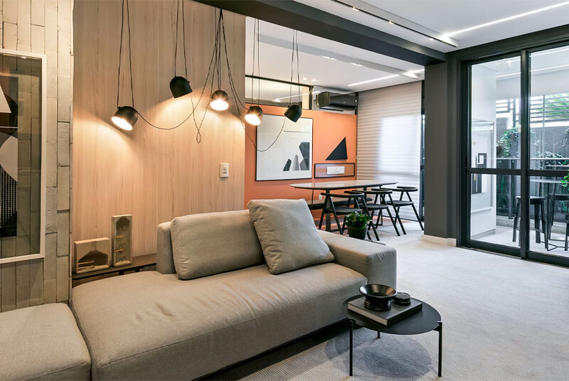 Sala moderna com sofás e iluminação aconchegante