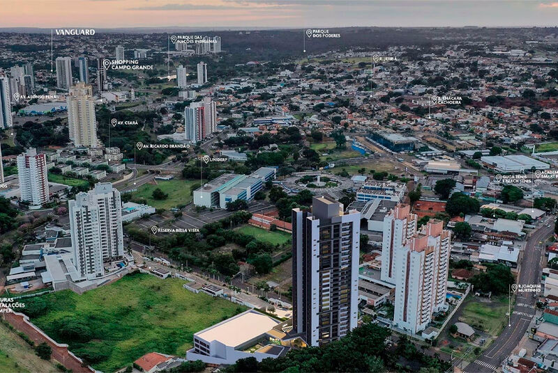 Vista aérea de Campo Grande com prédios e áreas verdes.