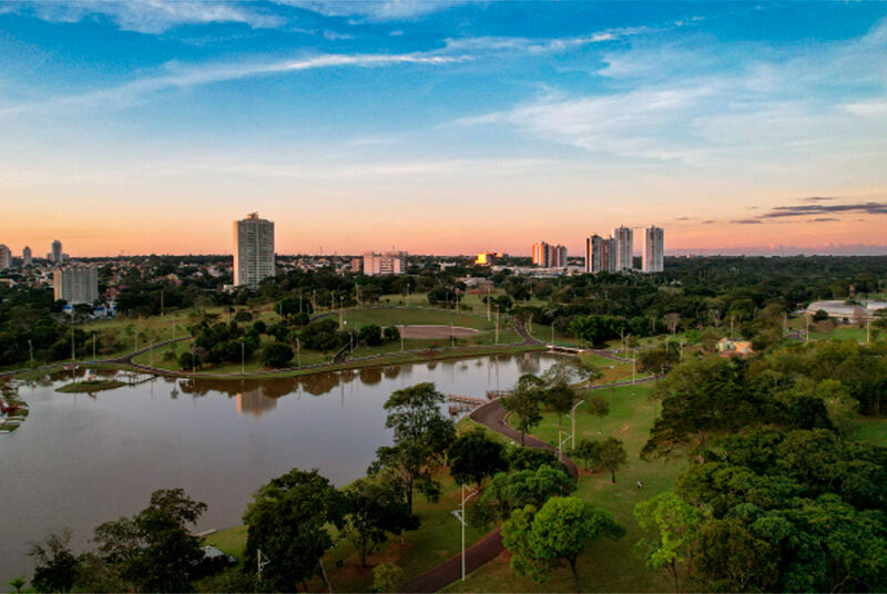 Vista aérea de parque com lago e prédios ao fundo