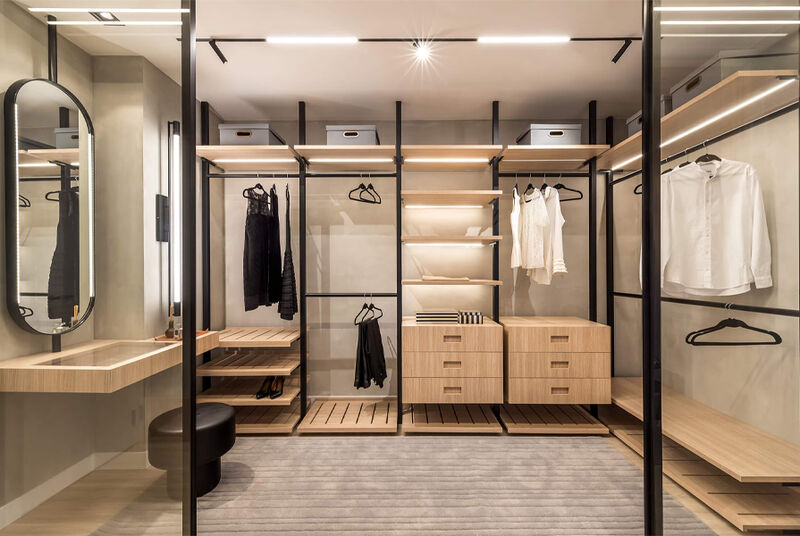 Closet moderno com prateleiras e roupas organizadas