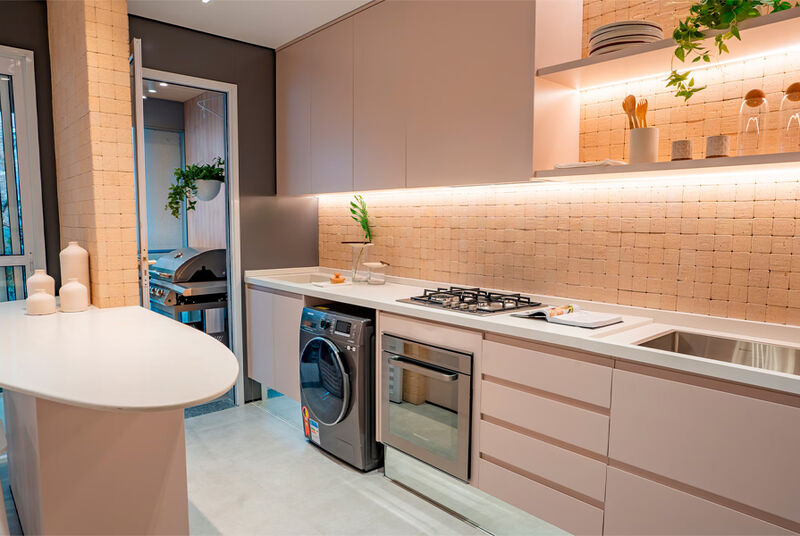 Cozinha moderna com eletrodomésticos e decoração minimalista