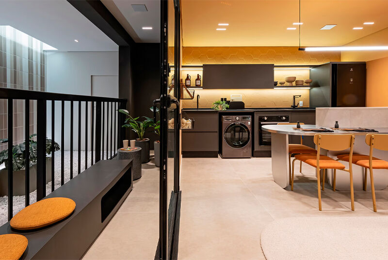 Cozinha moderna com lavanderia integrada e móveis de design