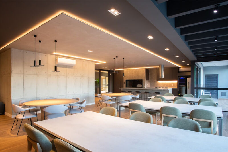 Cozinha e sala de jantar modernas com vista externa.