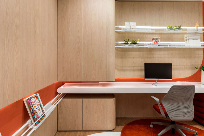 Escritório moderno com decoração em madeira clara