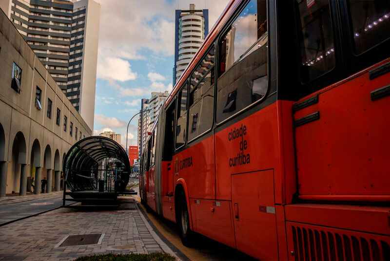 ônibus vermelho em ponto de Curitiba