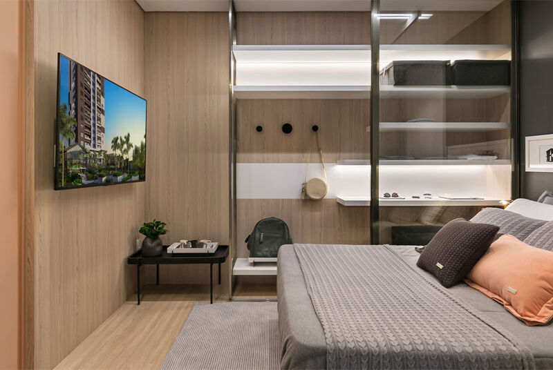 Quarto moderno com televisão e decoração minimalista
