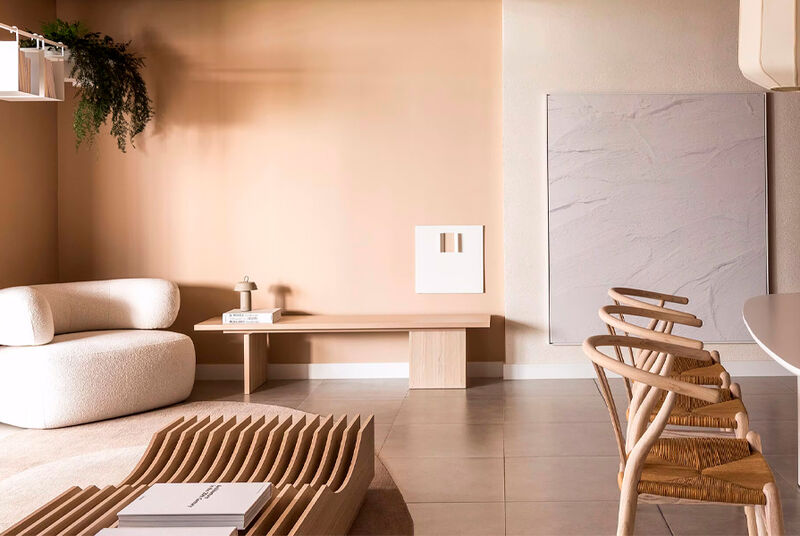 Sala de estar moderna com sofá e mesa minimalista.