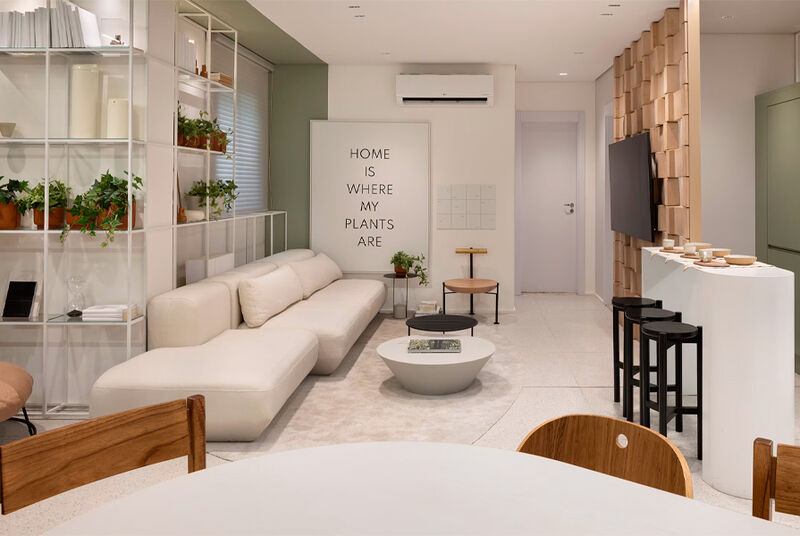 Sala moderna com plantas e sofá confortável