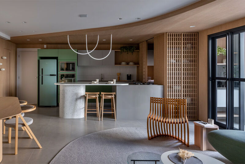 Sala moderna com cozinha integrada e área verde