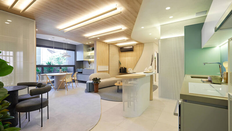 Sala moderna com cozinha integrada e decoração elegante