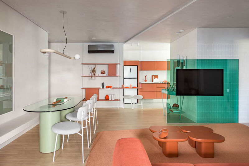 Sala moderna com decoração laranja e verde