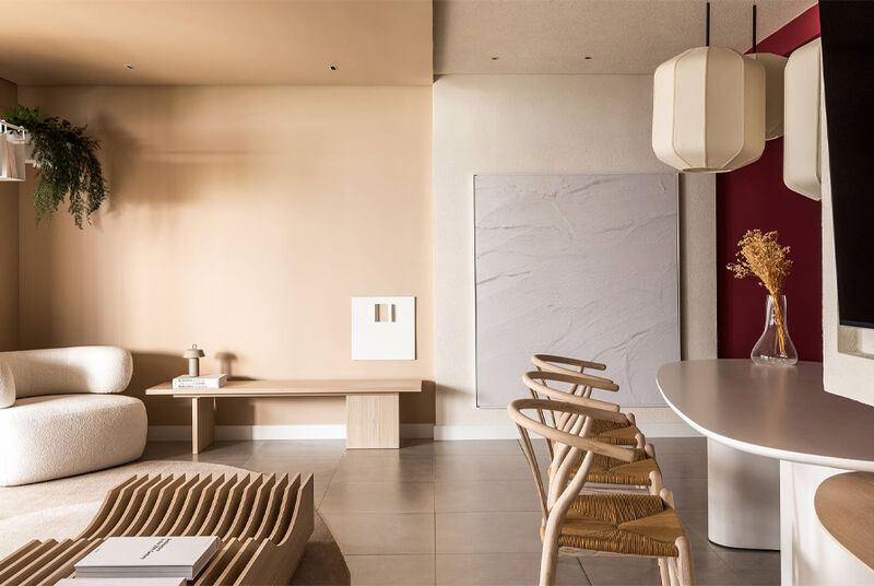 Sala moderna com sofá, mesa e decoração sofisticada