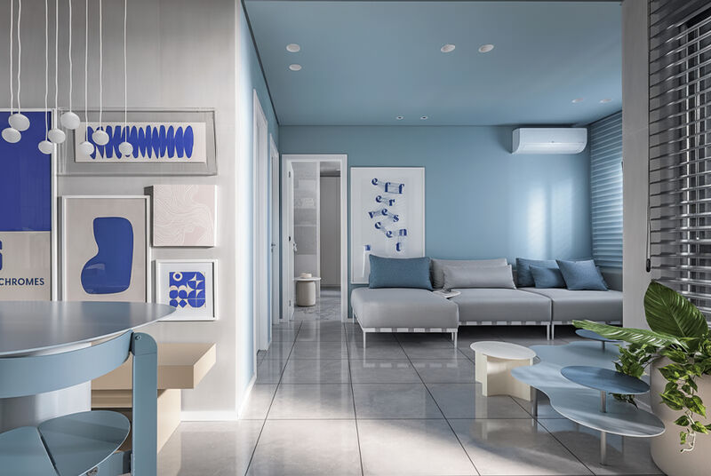 Sala moderna com detalhes em azul e decoração minimalista