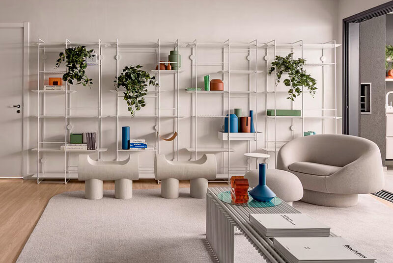 Sala moderna com estante e móveis minimalistas