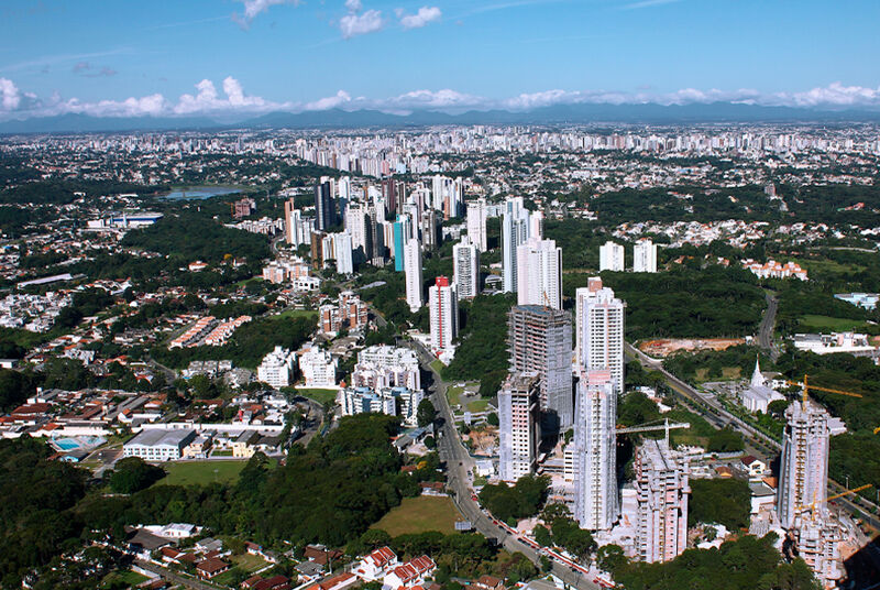 Vista aérea da cidade com prédios e áreas verdes