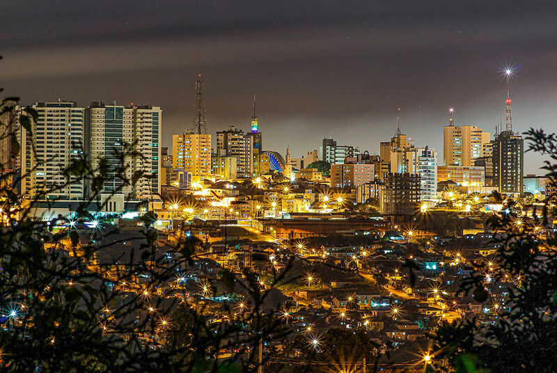 Vista noturna de uma cidade iluminada