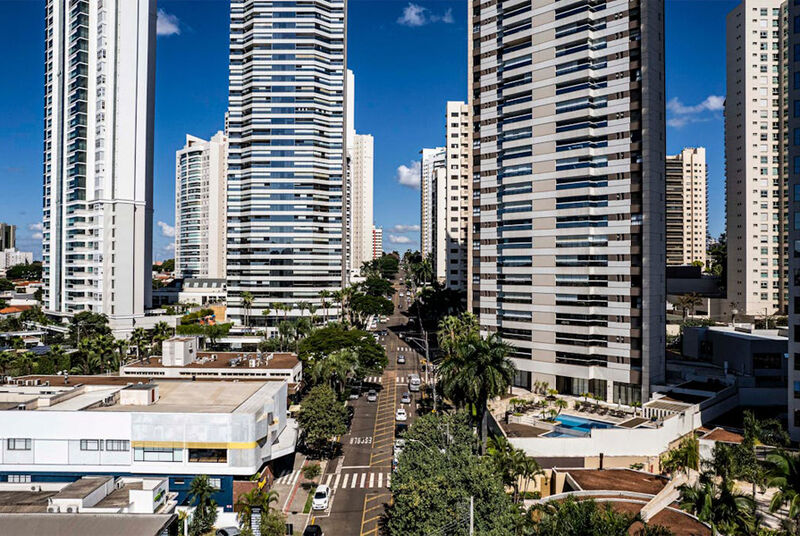 Vista panorâmica de arranha-céus urbanos em cidade brasileira