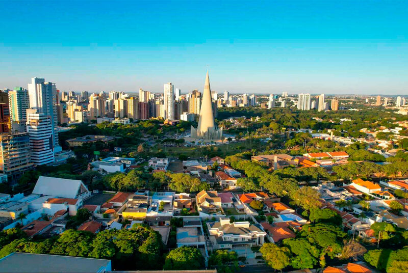 Vista panorâmica da cidade com arranha-céus e parque.